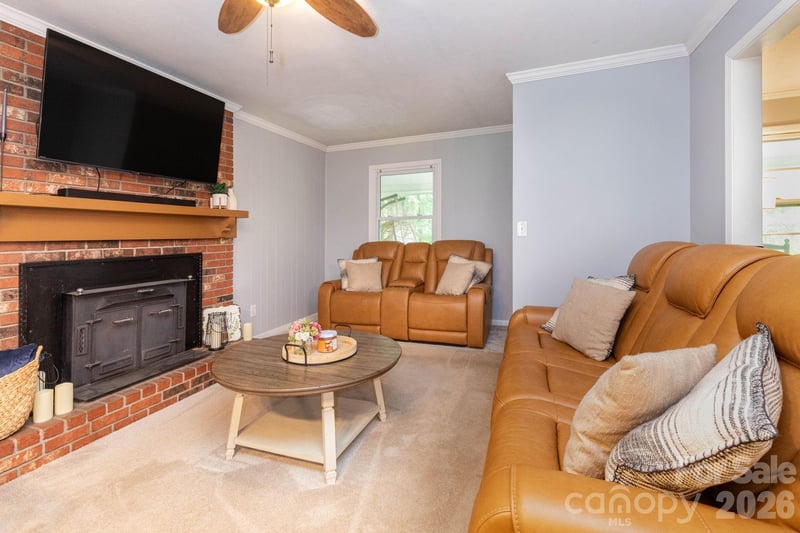 936 Toxaway Dr, Hendersonville, NC 28791