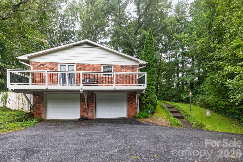 936 Toxaway Dr, Hendersonville, NC 28791