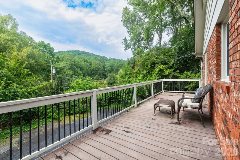 936 Toxaway Dr, Hendersonville, NC 28791