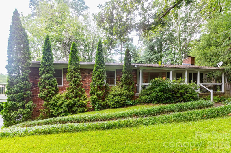 936 Toxaway Dr, Hendersonville, NC 28791