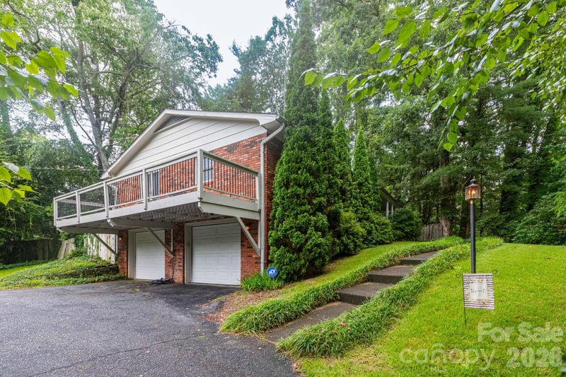 936 Toxaway Dr, Hendersonville, NC 28791
