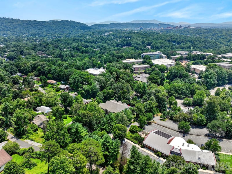 40 Hyannis Dr #202, Asheville, NC 28804