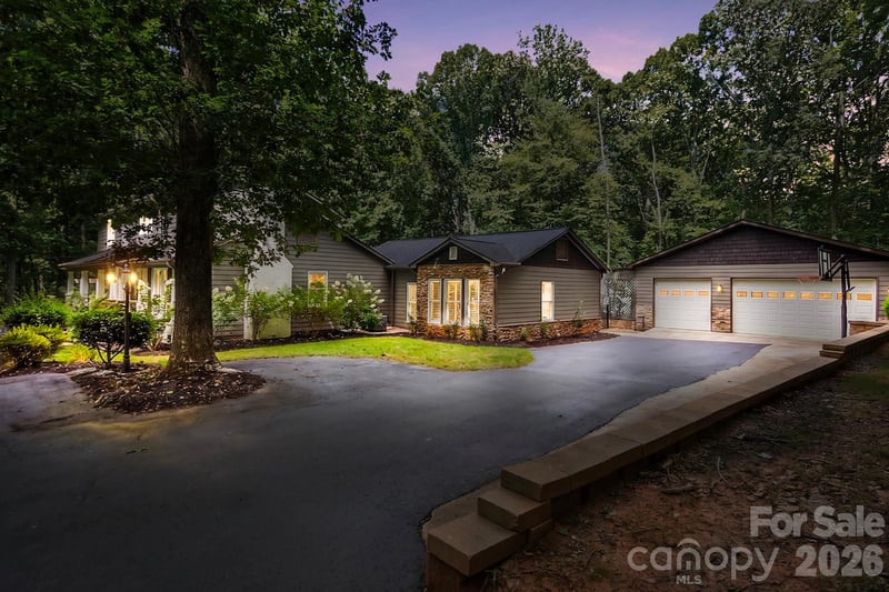 432 Raintree Dr, Matthews, NC 28104
