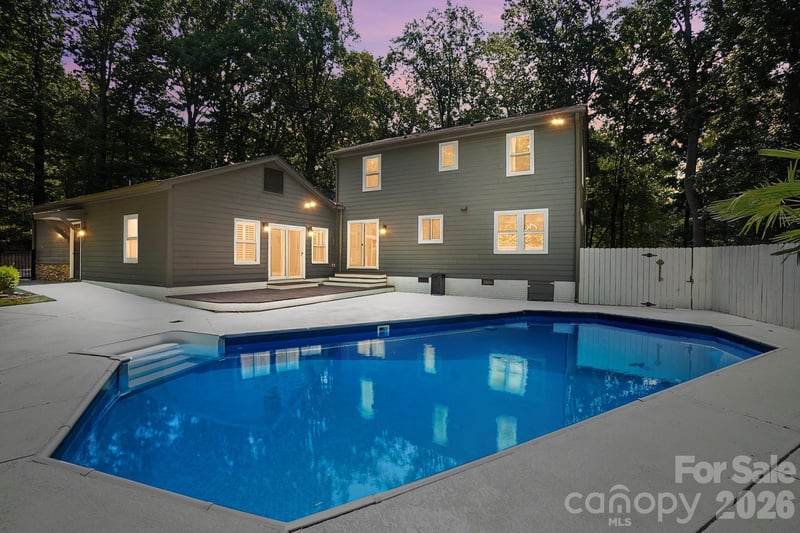 432 Raintree Dr, Matthews, NC 28104