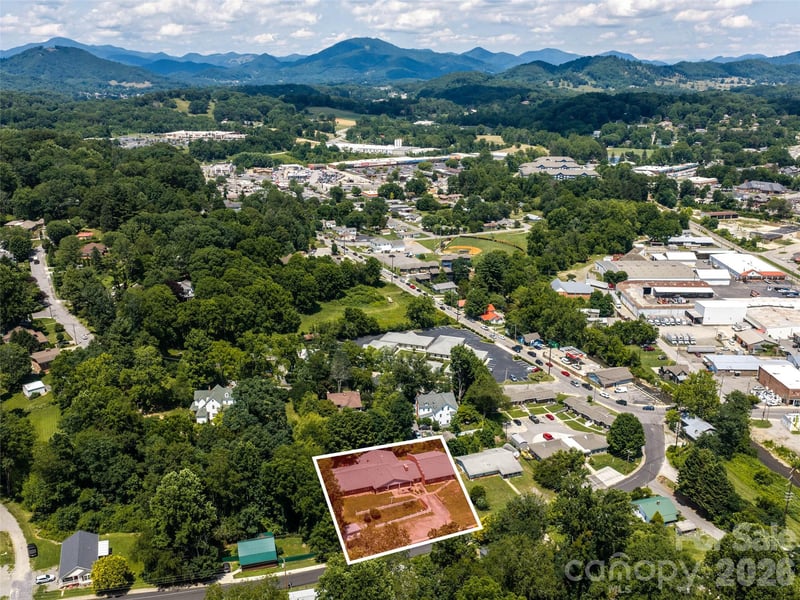 84 Chestnut Park Dr, Waynesville, NC 28786