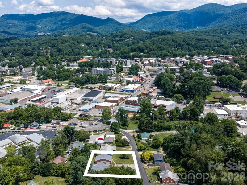 84 Chestnut Park Dr, Waynesville, NC 28786