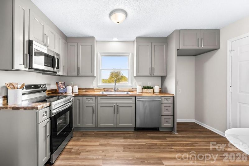 910 Lyndsey Brooke Ct, Lincolnton, NC 28092