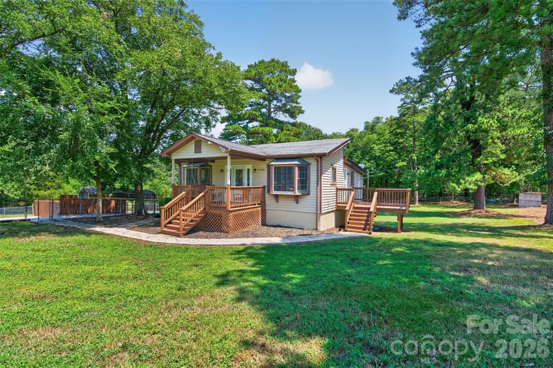 7040 Pear Tree Rd, Charlotte, NC 28216