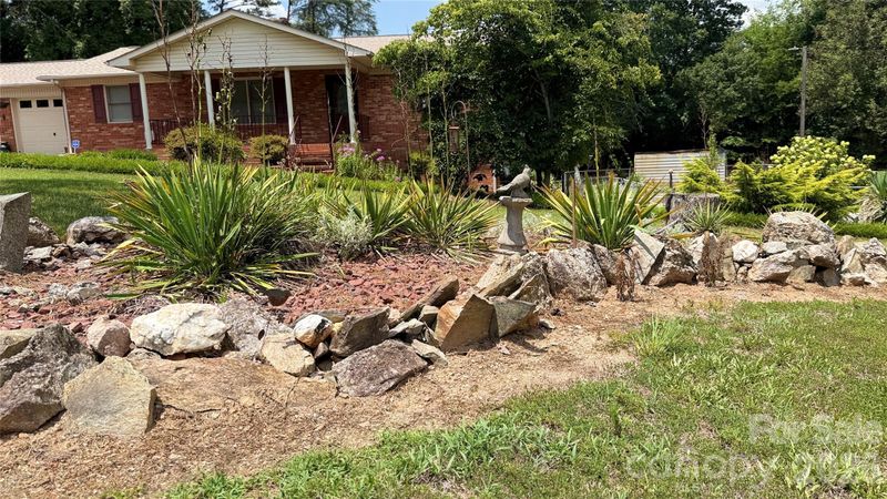 3858 Dover St, Claremont, NC 28610
