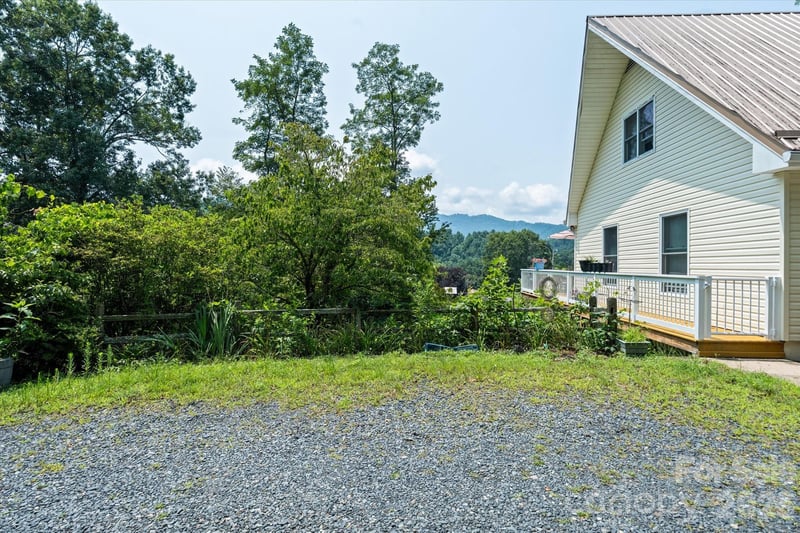 530 West Side Rd, Burnsville, NC 28714
