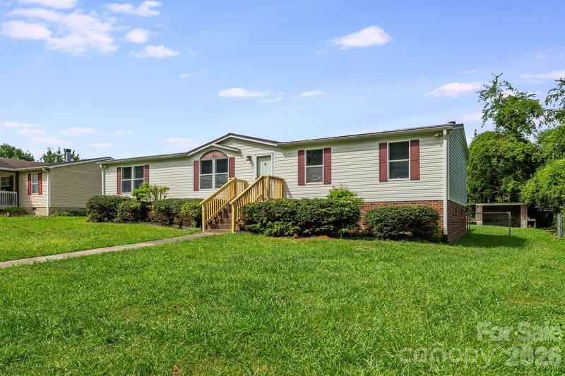 505 Crescent Way, Horse Shoe, NC 28742