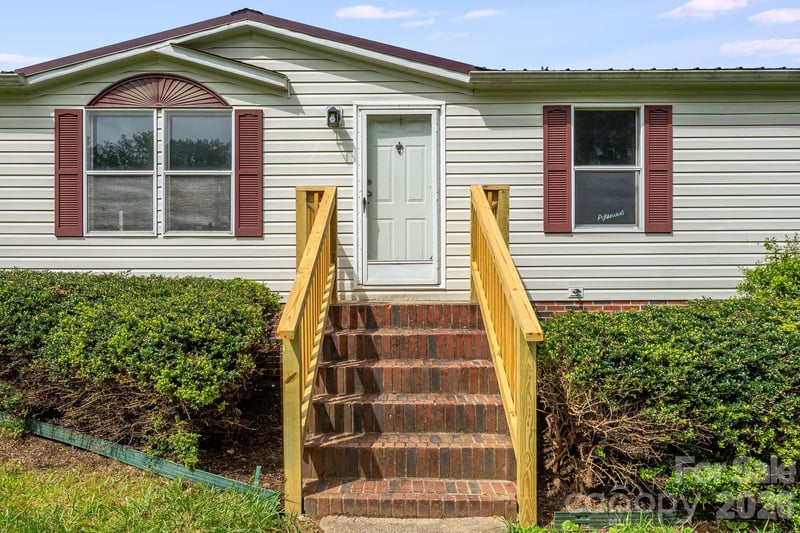 505 Crescent Way, Horse Shoe, NC 28742