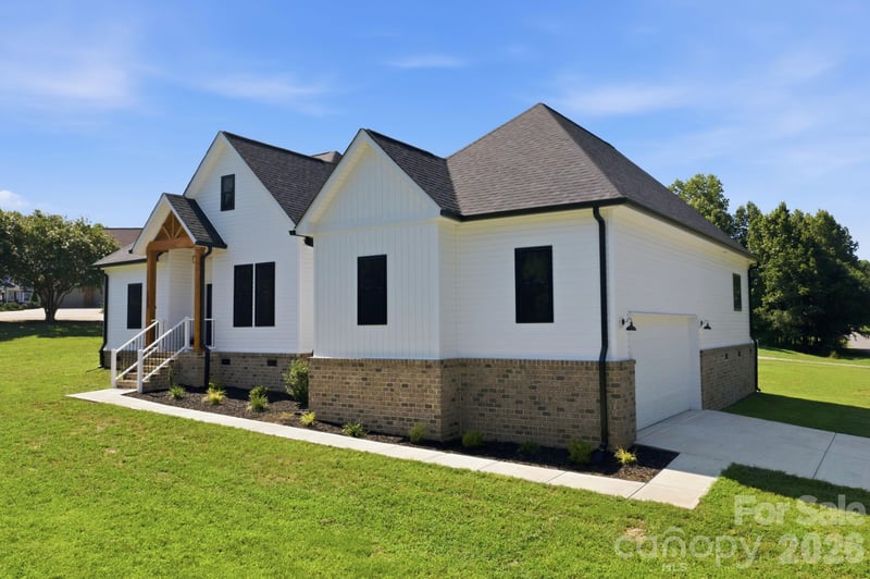 1213 Creekside Dr, Conover, NC 28613