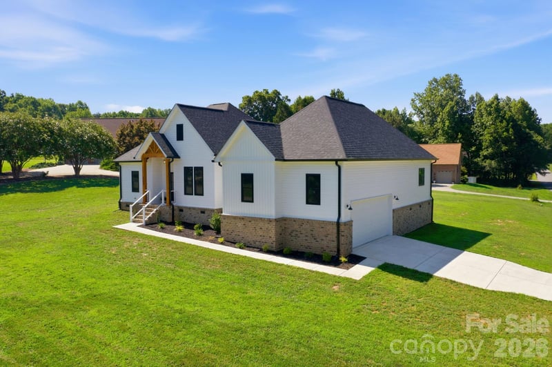 1213 Creekside Dr, Conover, NC 28613