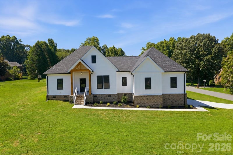 1213 Creekside Dr, Conover, NC 28613