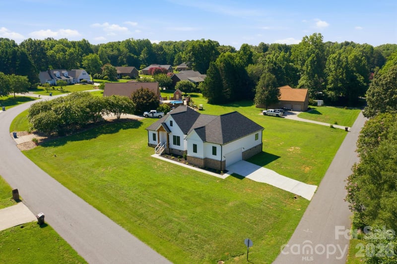 1213 Creekside Dr, Conover, NC 28613