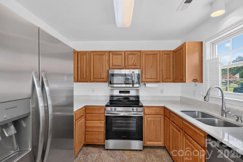 906 Woodhill Dr, Fletcher, NC 28732