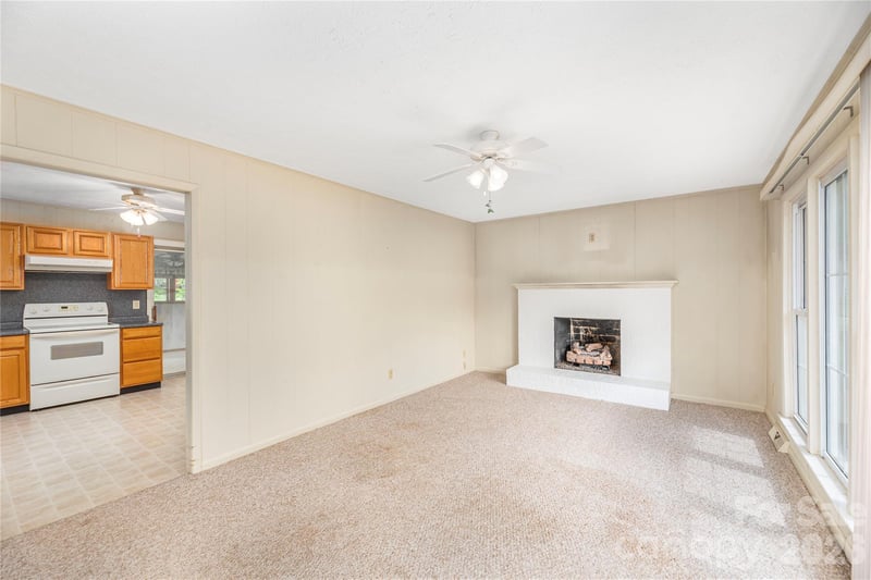 69 Emerald Ln, Hendersonville, NC 28792
