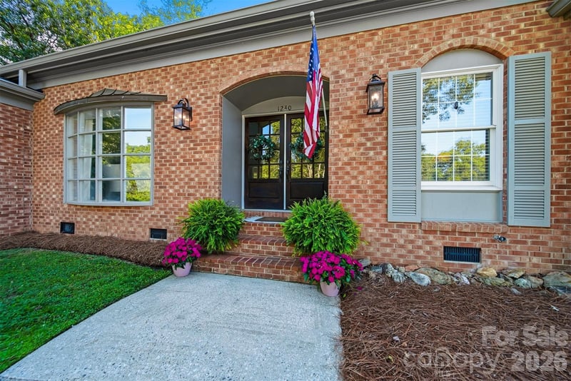 1240 10th Street Ln NW, Hickory, NC 28601