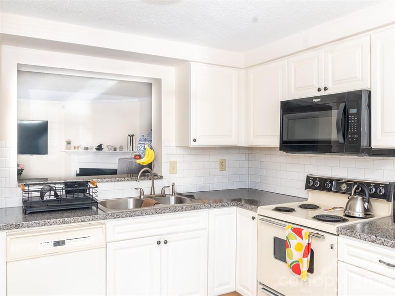 9718 Old Gate Dr, Matthews, NC 28105