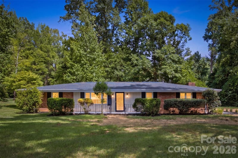 8223 Knollwood Cir, Charlotte, NC 28213