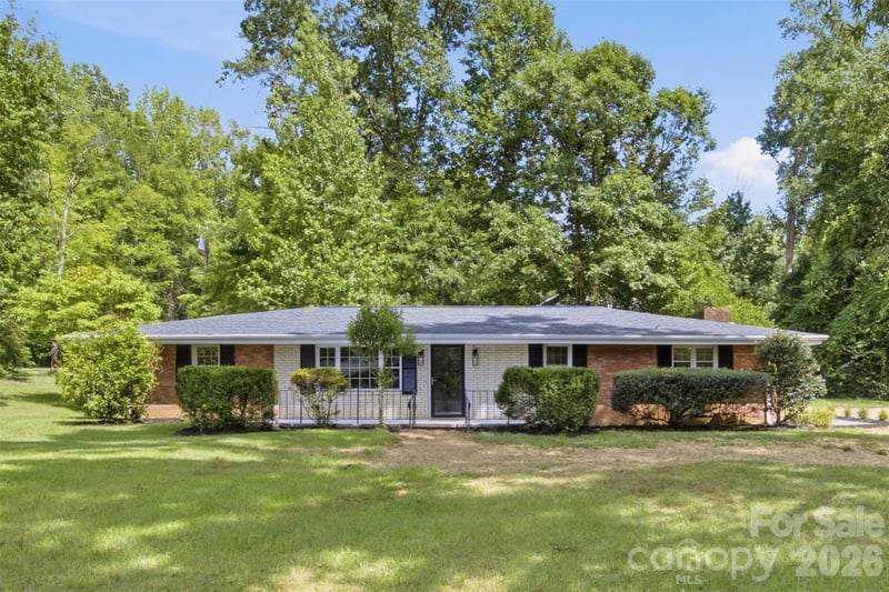 8223 Knollwood Cir, Charlotte, NC 28213
