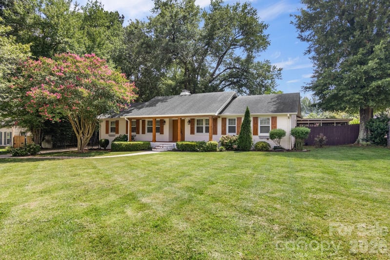 7030 Delta Lake Dr, Charlotte, NC 28215