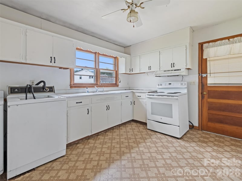 57 Spruce St, Waynesville, NC 28786