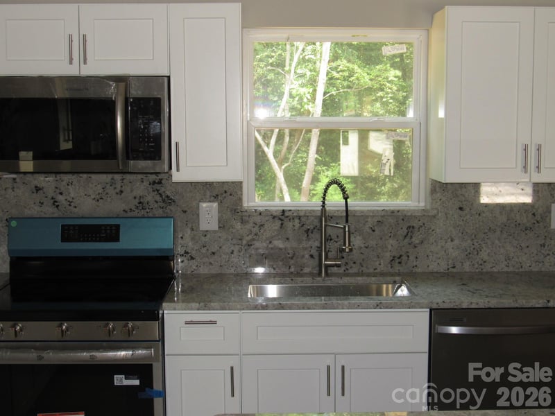 92 Saint Charles Ct, Hickory, NC 28601