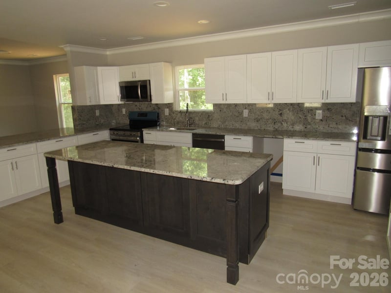 92 Saint Charles Ct, Hickory, NC 28601