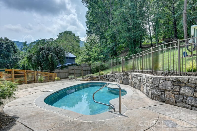 1110 Queentown Rd, Canton, NC 28716