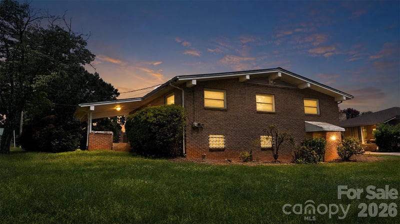 1857 8th Street Dr NE, Hickory, NC 28601