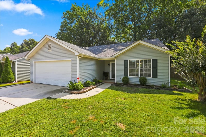 512 River View Dr, Lowell, NC 28098