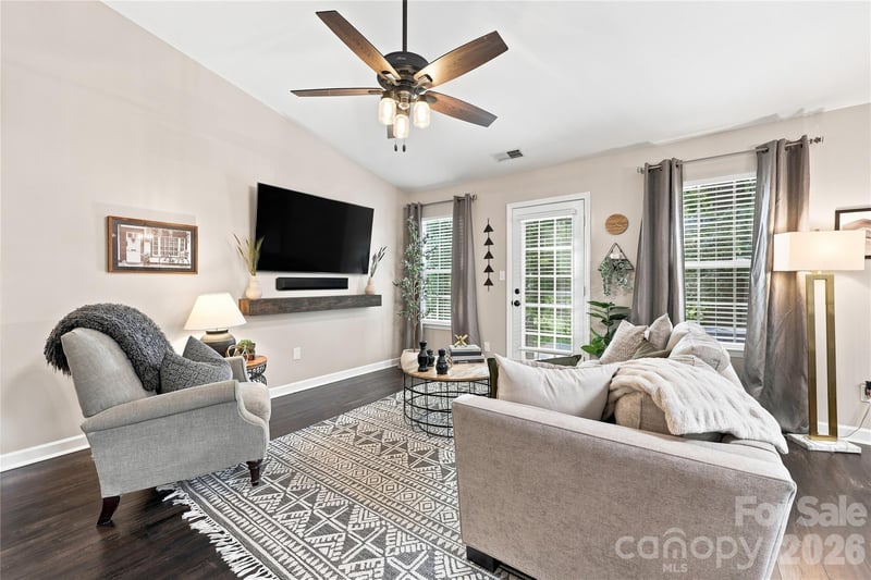 512 River View Dr, Lowell, NC 28098