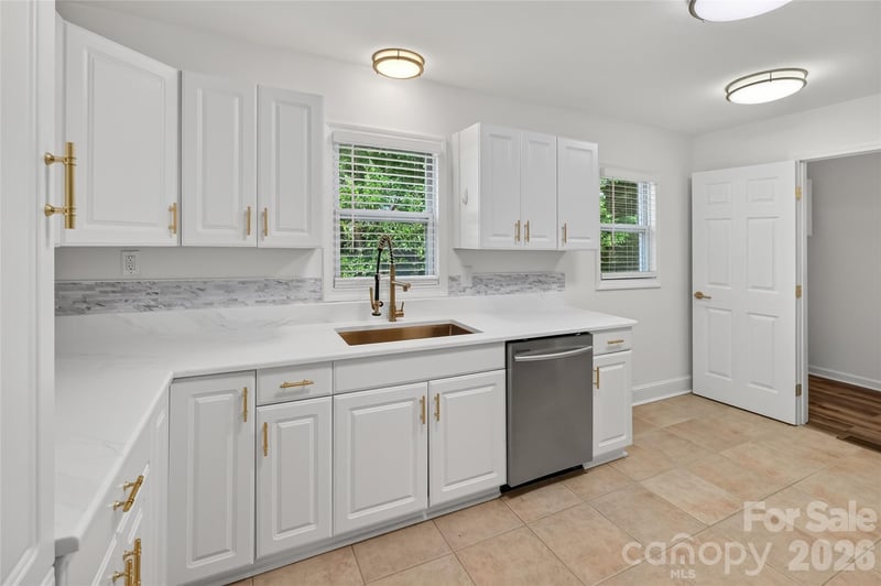 1062 Dresden Dr W, Charlotte, NC 28205