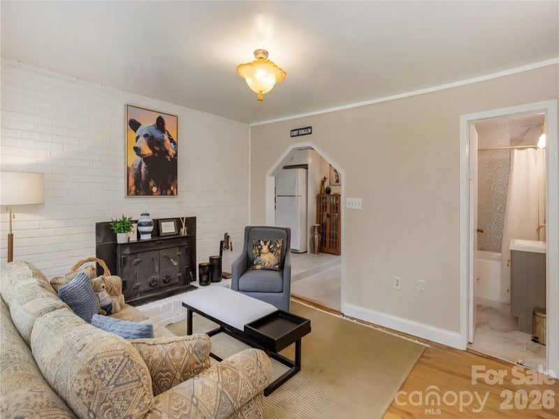 1323 Locust Grove Rd, Hendersonville, NC 28792