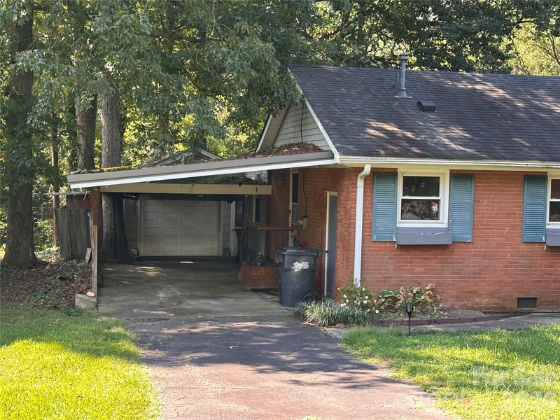 7216 Lockmont Dr, Charlotte, NC 28212