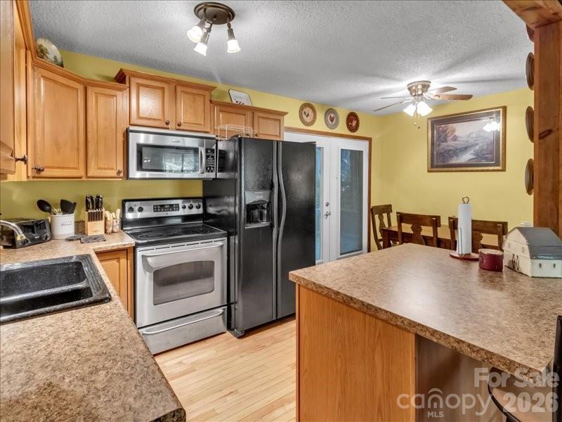 49 Lisa Ln, Maggie Valley, NC 28751