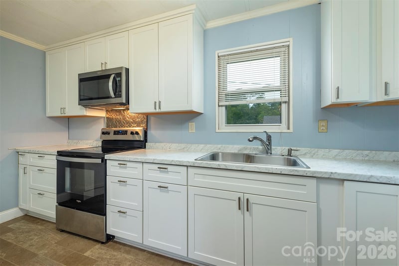 18 Hookers Gap Rd, Candler, NC 28715