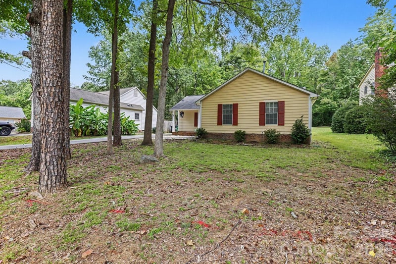 2208 Pinebrook Cir, Charlotte, NC 28208