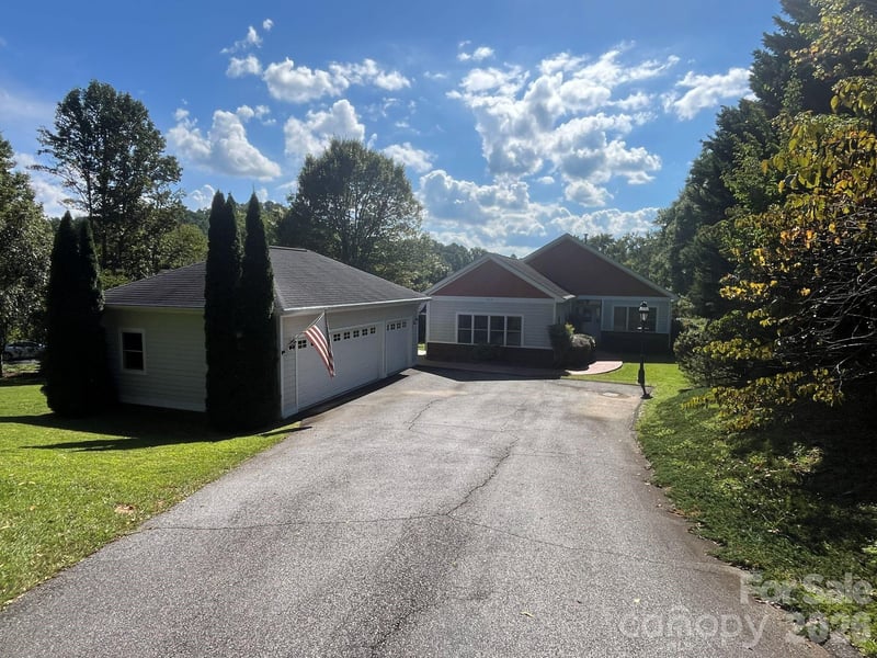 150 Holly Springs Rd, Hendersonville, NC 28729