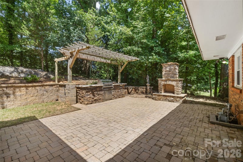 213 Dogwood Dr, Mount Holly, NC 28120