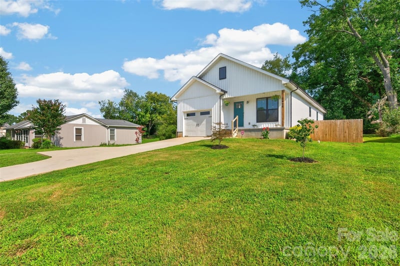 2416 4th Ave NW, Hickory, NC 28601