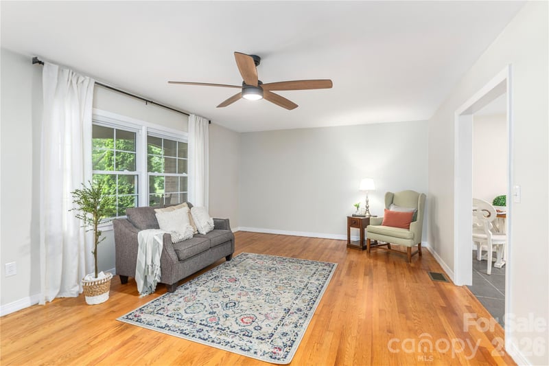 102 Azalea Dr, Waynesville, NC 28786