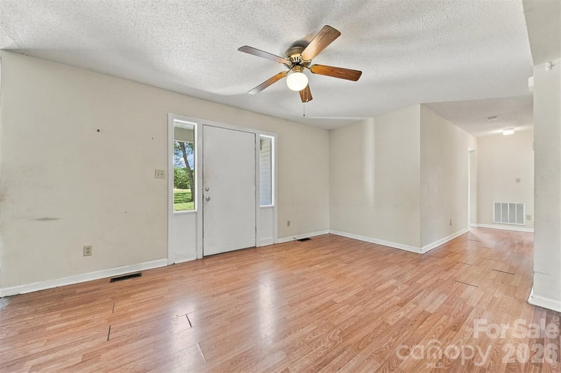 425 Heritage Farm Rd, Hickory, NC 28601