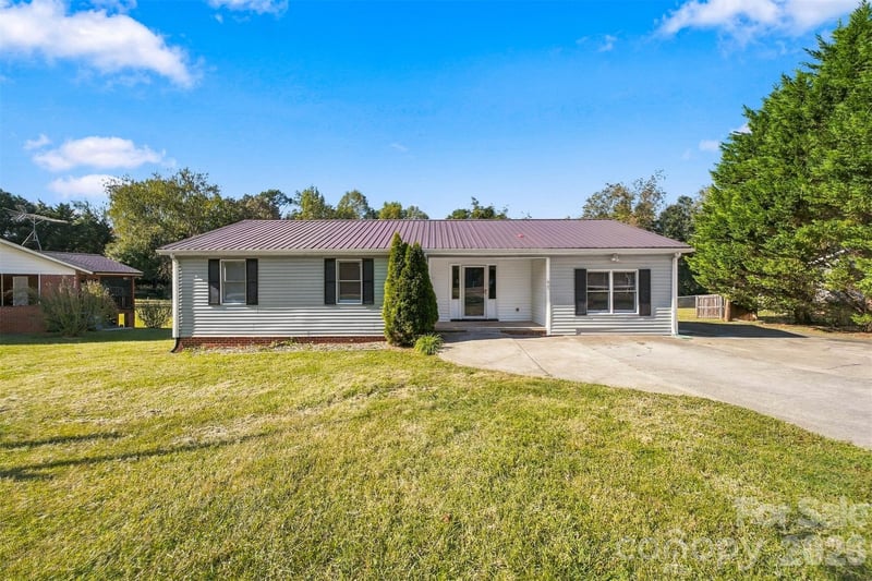 425 Heritage Farm Rd, Hickory, NC 28601