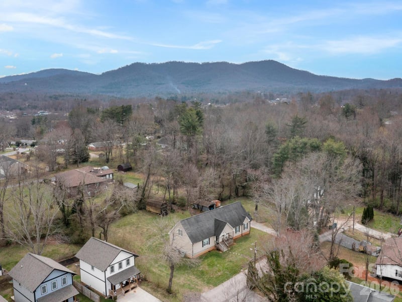 28 Chapel Park Rd, Asheville, NC 28803