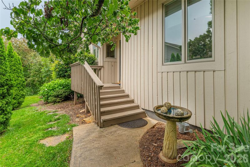 121 Deerlake Dr, Asheville, NC 28803