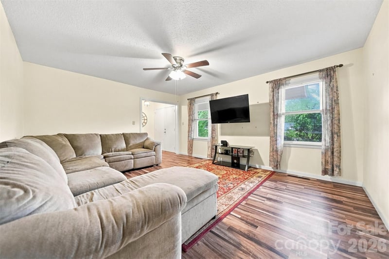 2103 2nd Ave NW, Hickory, NC 28601
