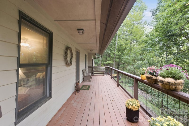 1424 Big Cove Rd, Waynesville, NC 28786
